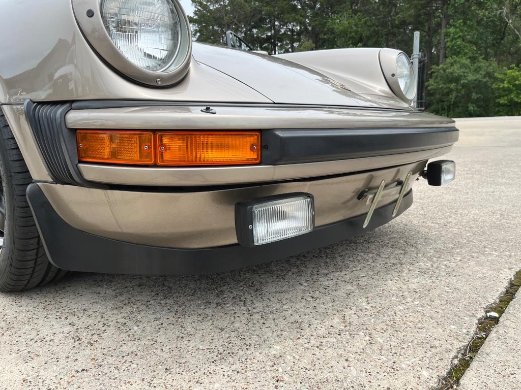 Porsche 911 Vehicle Full-screen Gallery Image 32