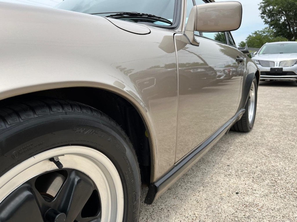 Porsche 911 Vehicle Full-screen Gallery Image 33