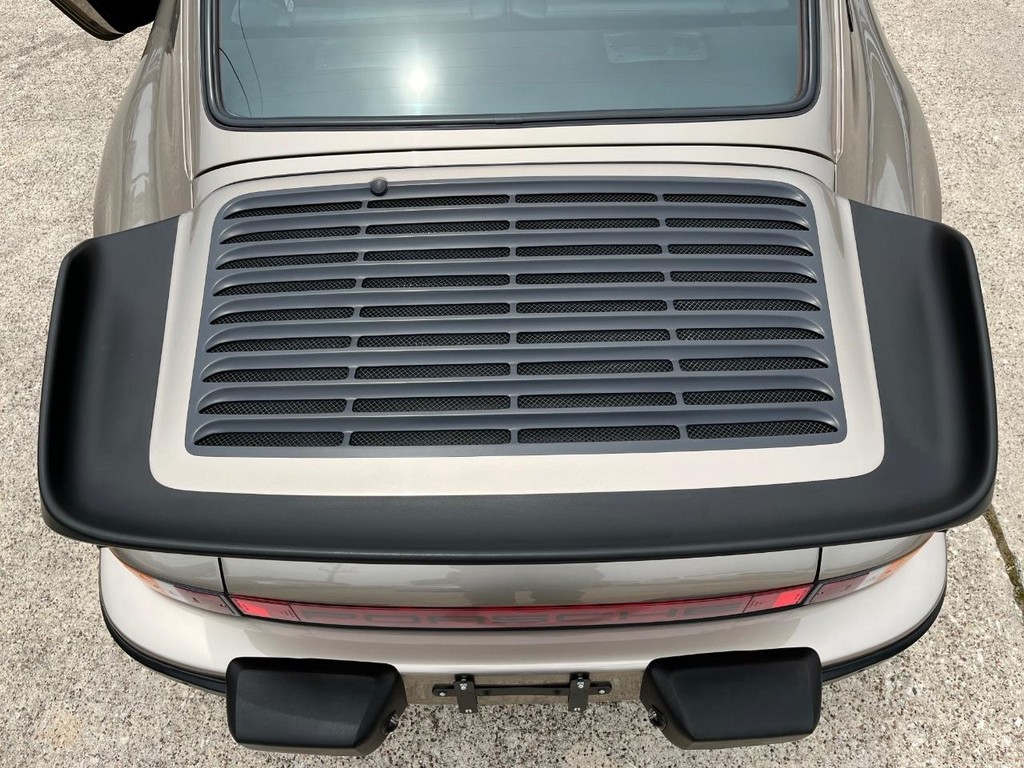 Porsche 911 Vehicle Full-screen Gallery Image 35