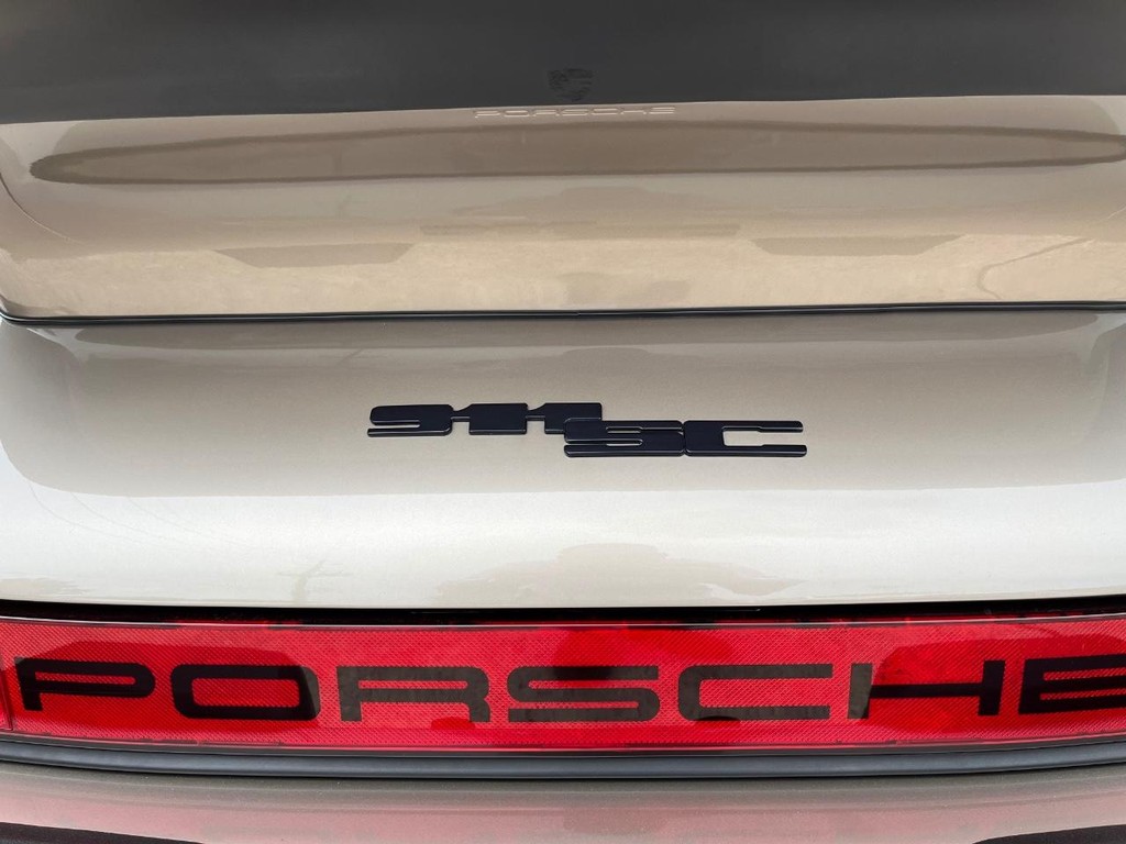 Porsche 911 Vehicle Full-screen Gallery Image 38