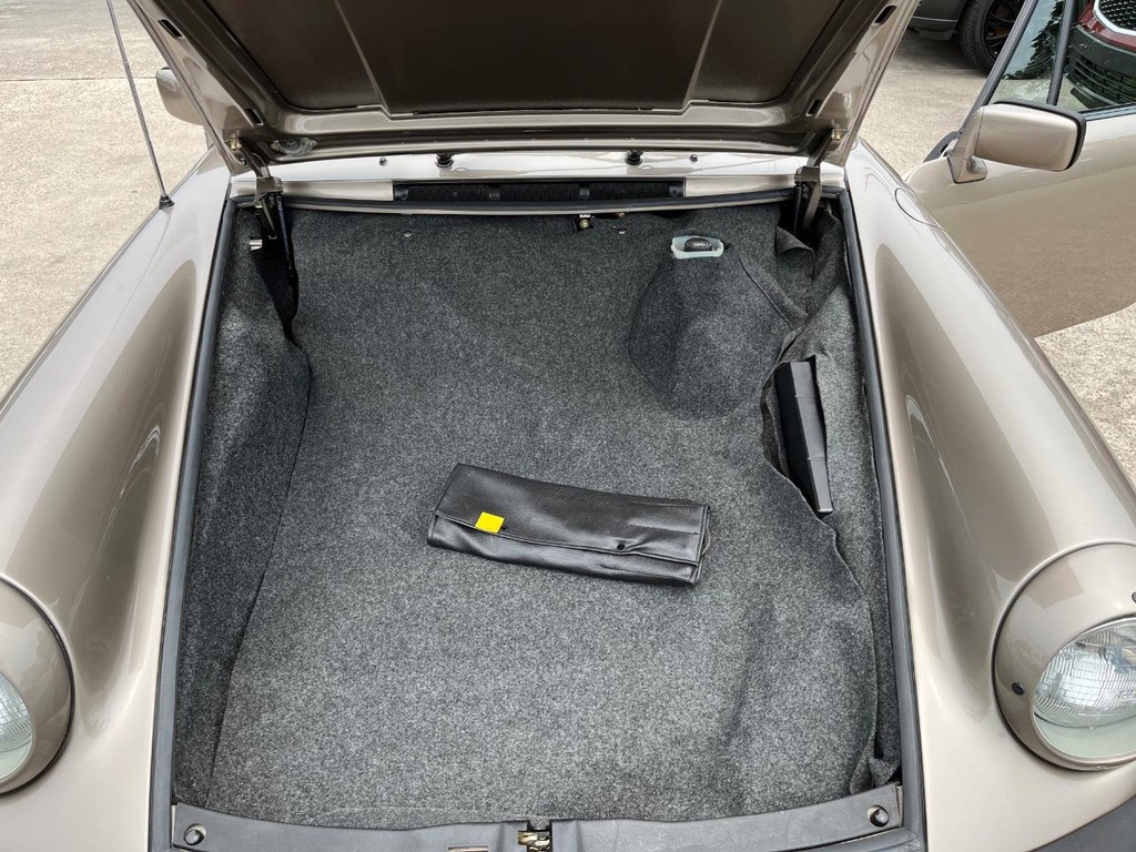 Porsche 911 Vehicle Full-screen Gallery Image 39