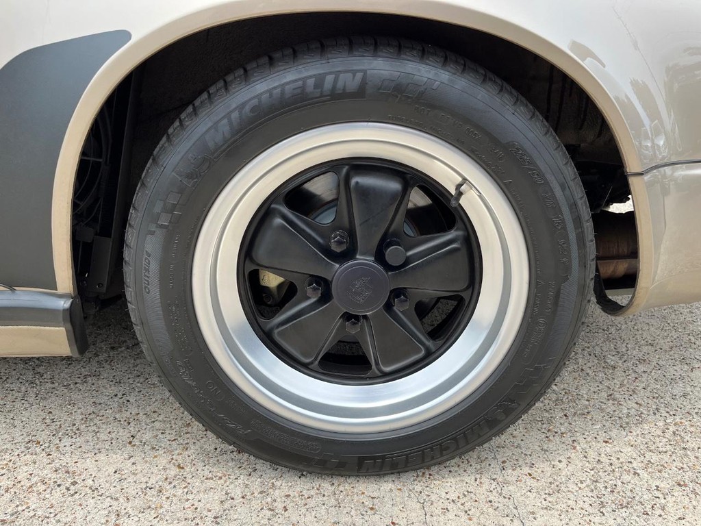 Porsche 911 Vehicle Full-screen Gallery Image 40