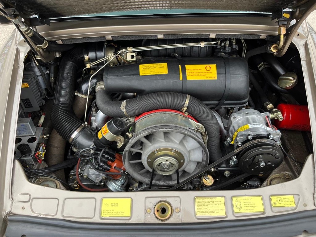 Porsche 911 Vehicle Full-screen Gallery Image 42