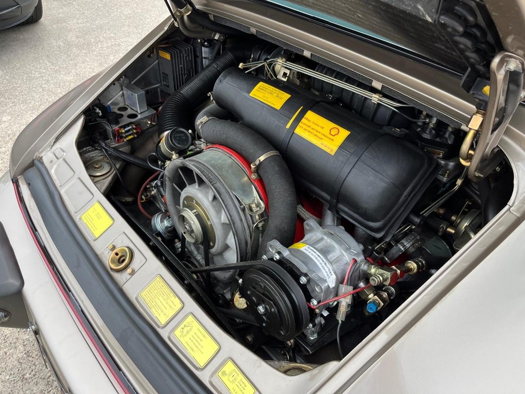 Porsche 911 Vehicle Full-screen Gallery Image 48