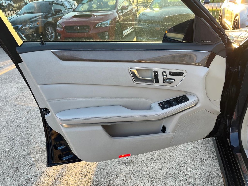 Mercedes-Benz E 350 Vehicle Full-screen Gallery Image 12