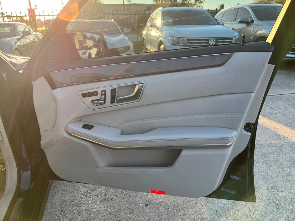 Mercedes-Benz E 350 Vehicle Full-screen Gallery Image 15