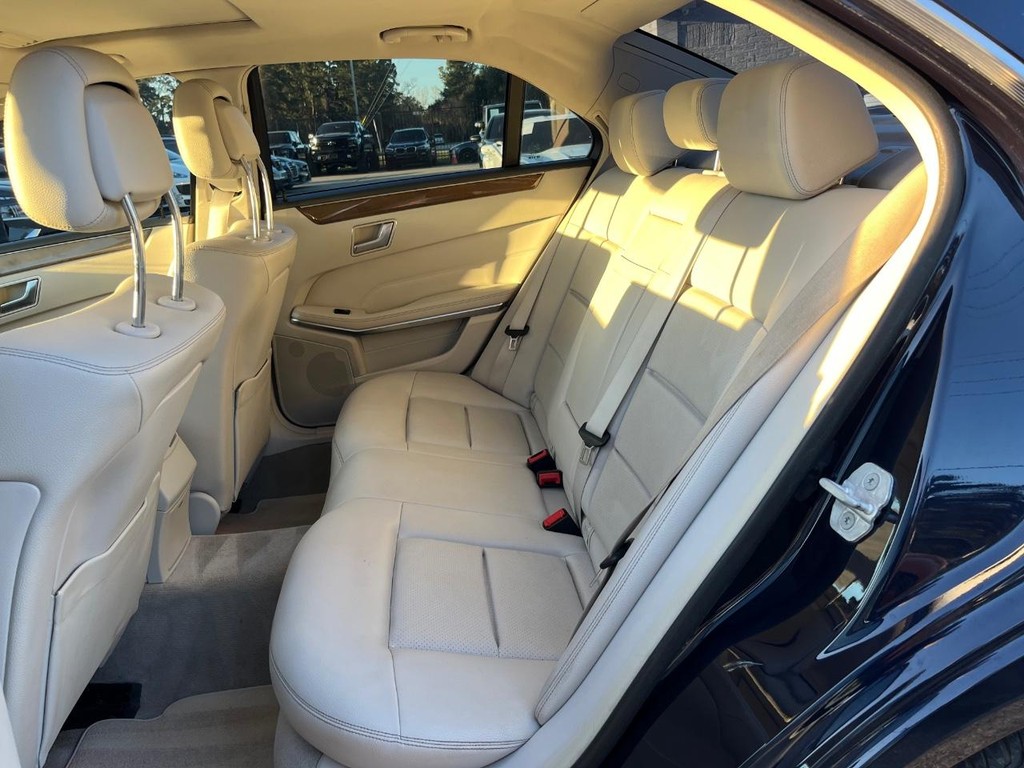 Mercedes-Benz E 350 Vehicle Full-screen Gallery Image 16
