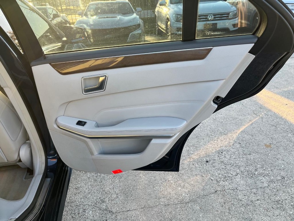Mercedes-Benz E 350 Vehicle Full-screen Gallery Image 19