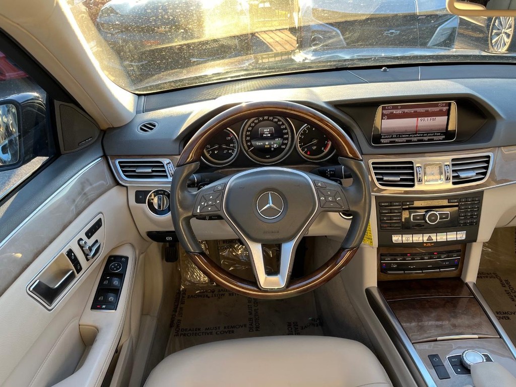 Mercedes-Benz E 350 Vehicle Full-screen Gallery Image 20