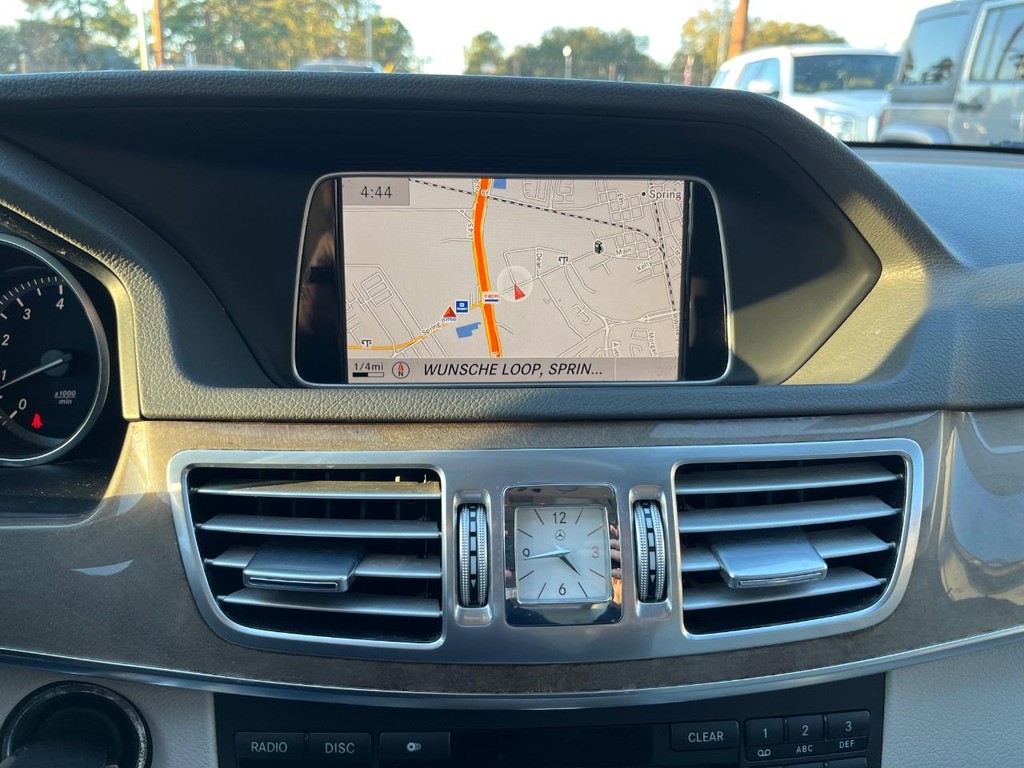 Mercedes-Benz E 350 Vehicle Full-screen Gallery Image 22