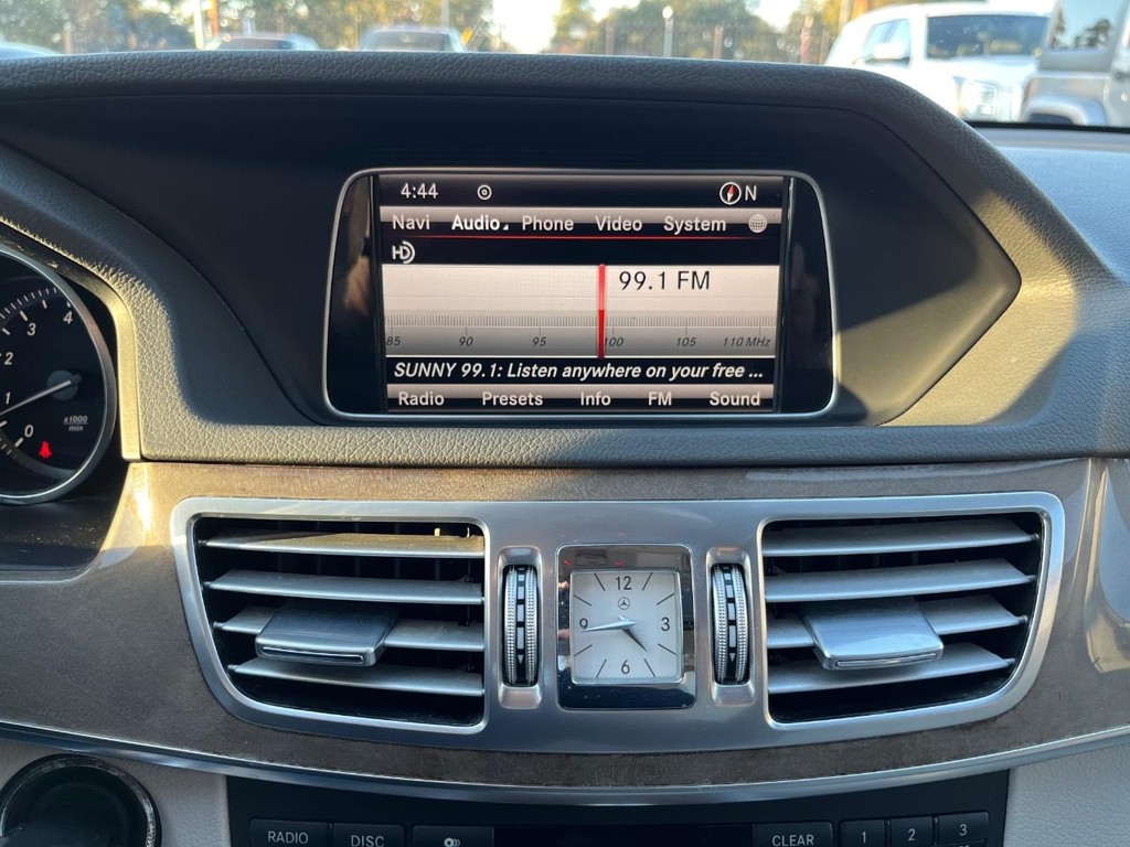 Mercedes-Benz E 350 Vehicle Full-screen Gallery Image 24