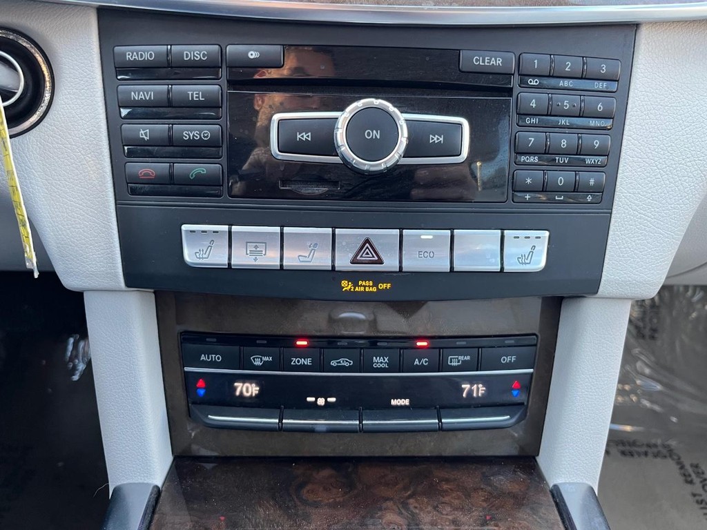 Mercedes-Benz E 350 Vehicle Full-screen Gallery Image 25