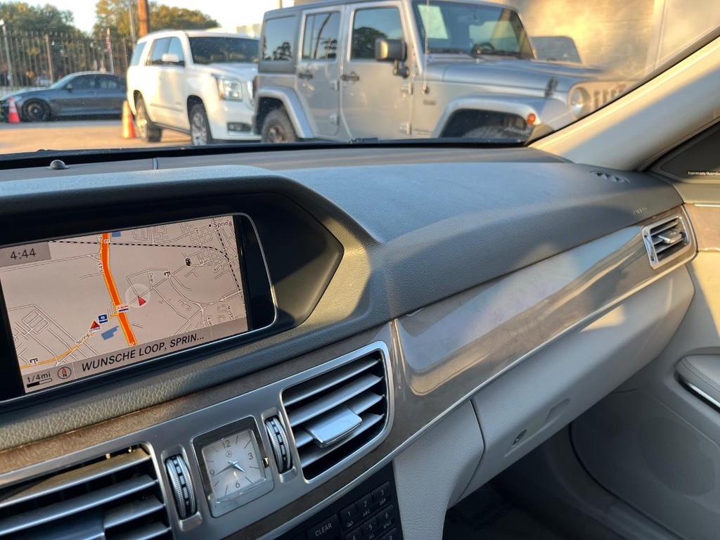 Mercedes-Benz E 350 Vehicle Full-screen Gallery Image 27