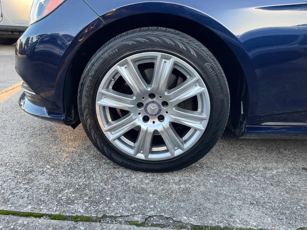 Mercedes-Benz E 350 Vehicle Full-screen Gallery Image 28