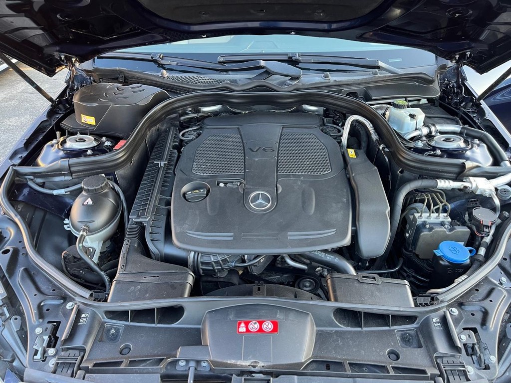 Mercedes-Benz E 350 Vehicle Full-screen Gallery Image 29