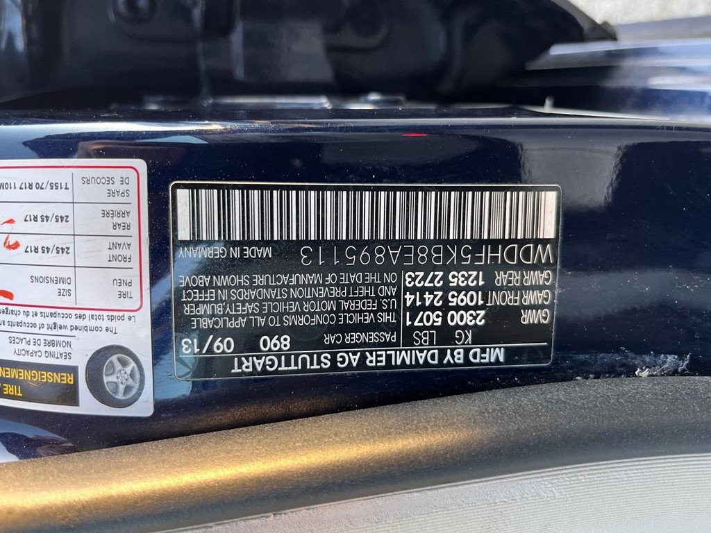 Mercedes-Benz E 350 Vehicle Full-screen Gallery Image 30