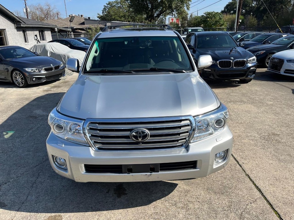 Toyota Land Cruiser Vehicle Full-screen Gallery Image 03