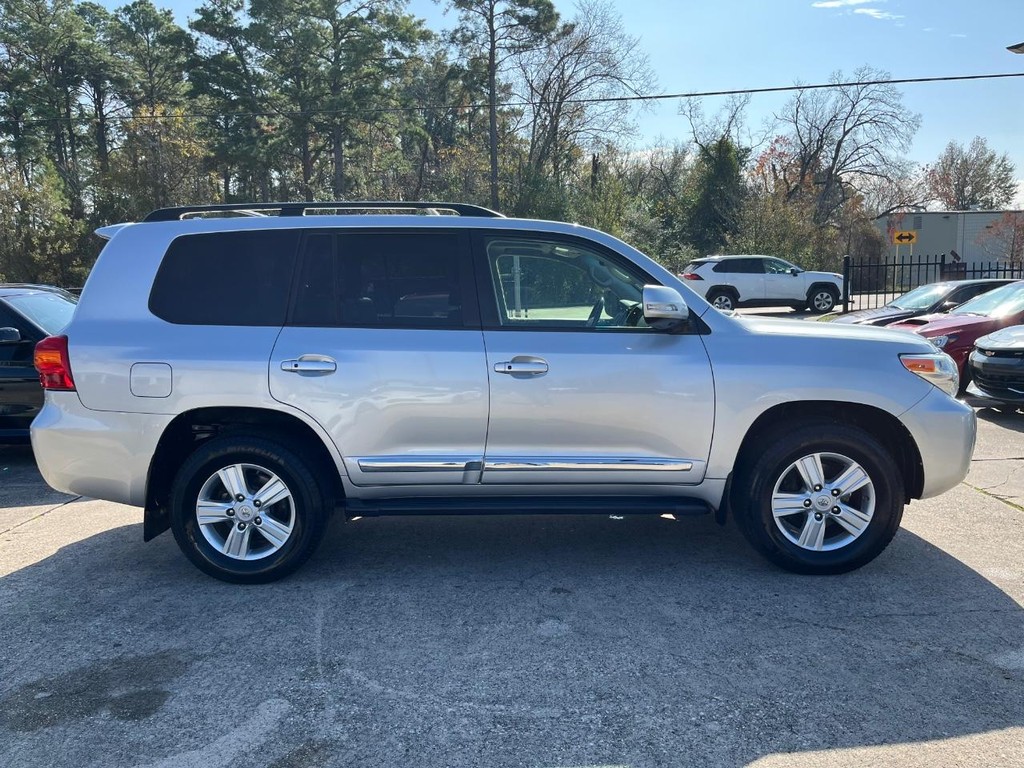 Toyota Land Cruiser Vehicle Full-screen Gallery Image 05