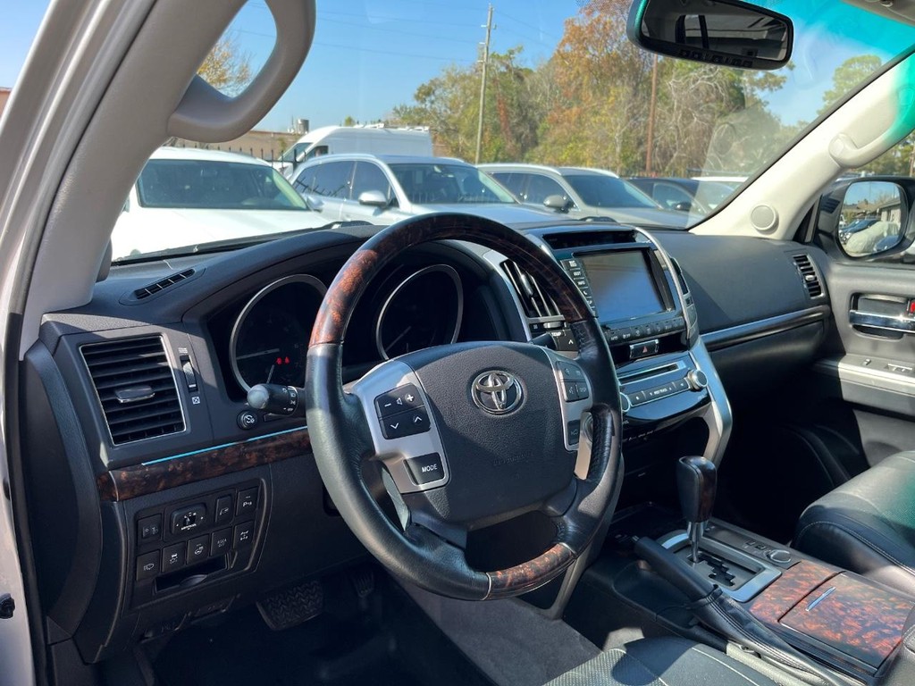 Toyota Land Cruiser Vehicle Full-screen Gallery Image 10