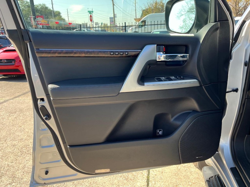 Toyota Land Cruiser Vehicle Full-screen Gallery Image 12