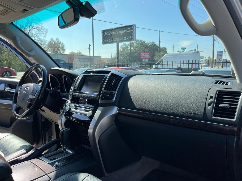 Toyota Land Cruiser Vehicle Full-screen Gallery Image 13