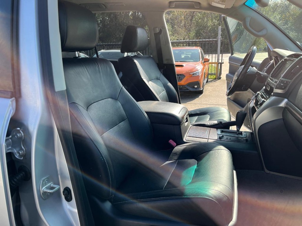 Toyota Land Cruiser Vehicle Full-screen Gallery Image 14