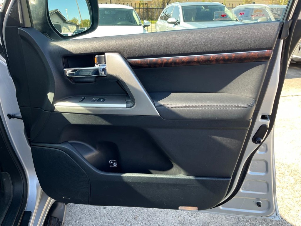 Toyota Land Cruiser Vehicle Full-screen Gallery Image 15