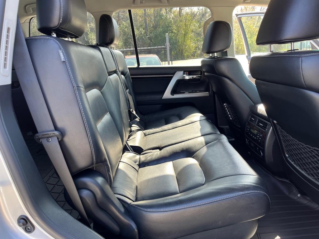 Toyota Land Cruiser Vehicle Full-screen Gallery Image 16