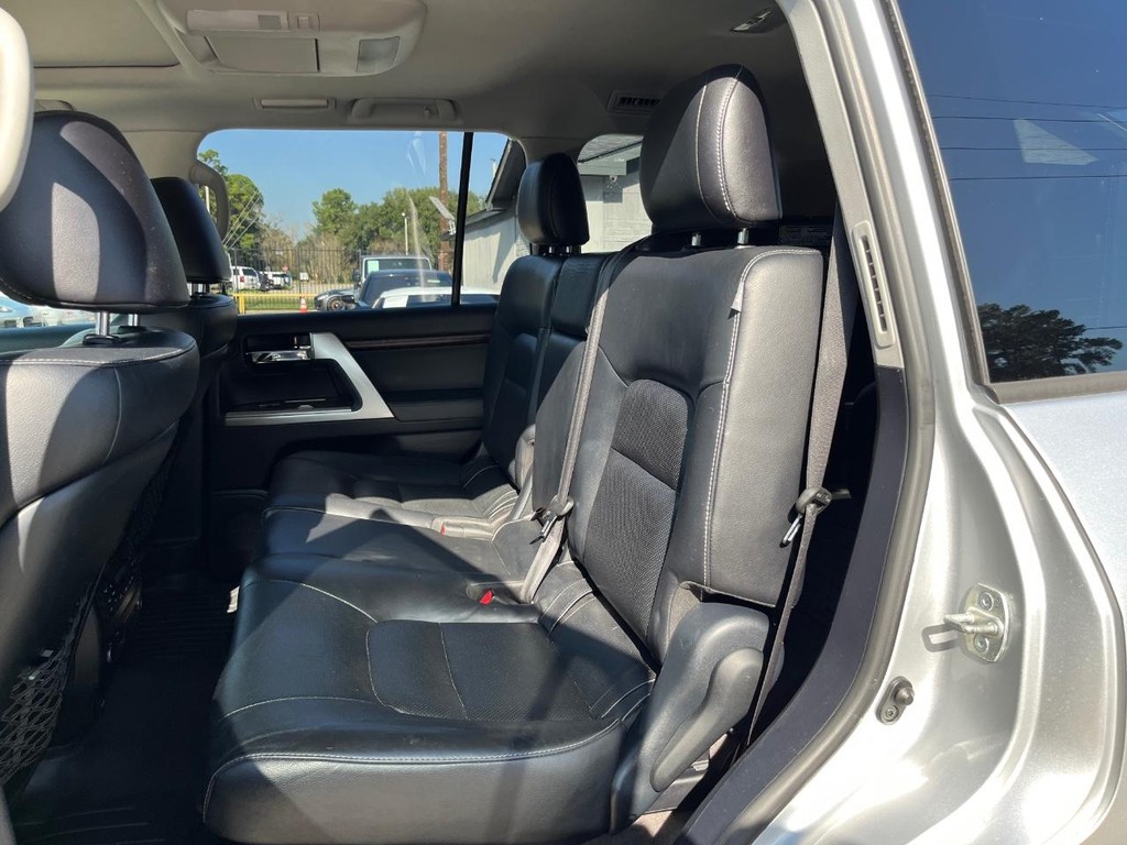 Toyota Land Cruiser Vehicle Full-screen Gallery Image 18