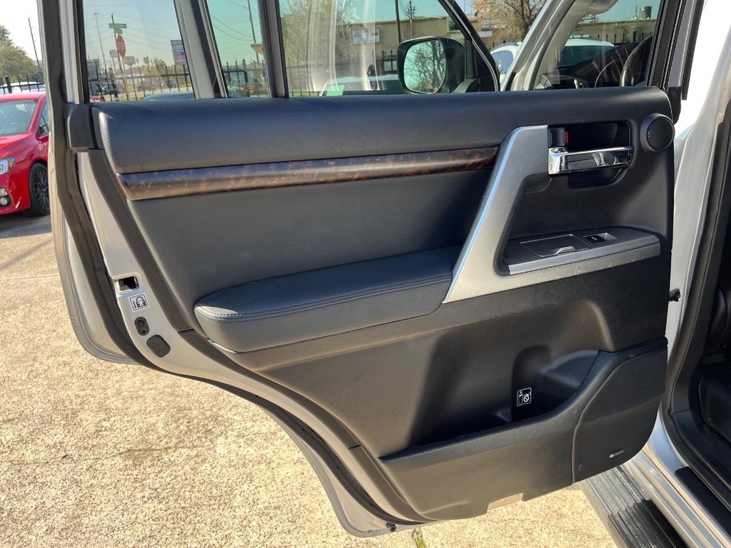 Toyota Land Cruiser Vehicle Full-screen Gallery Image 19