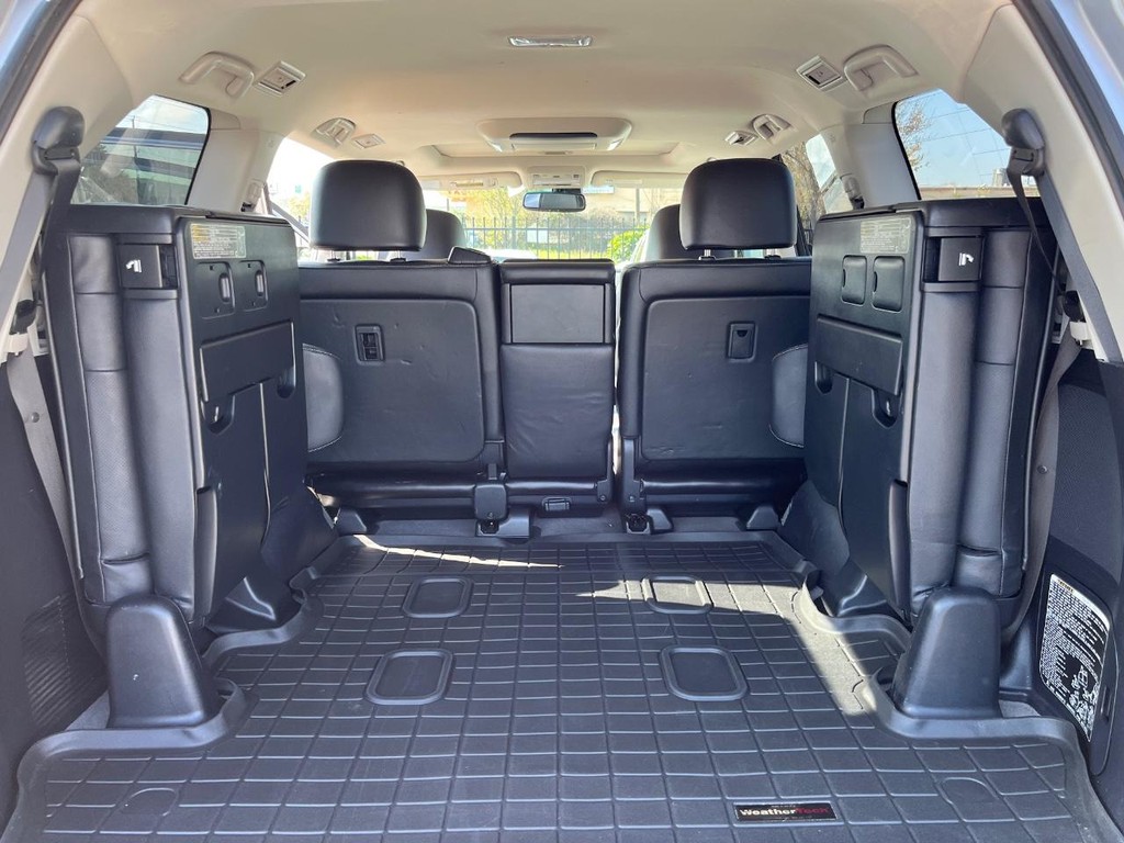 Toyota Land Cruiser Vehicle Full-screen Gallery Image 20