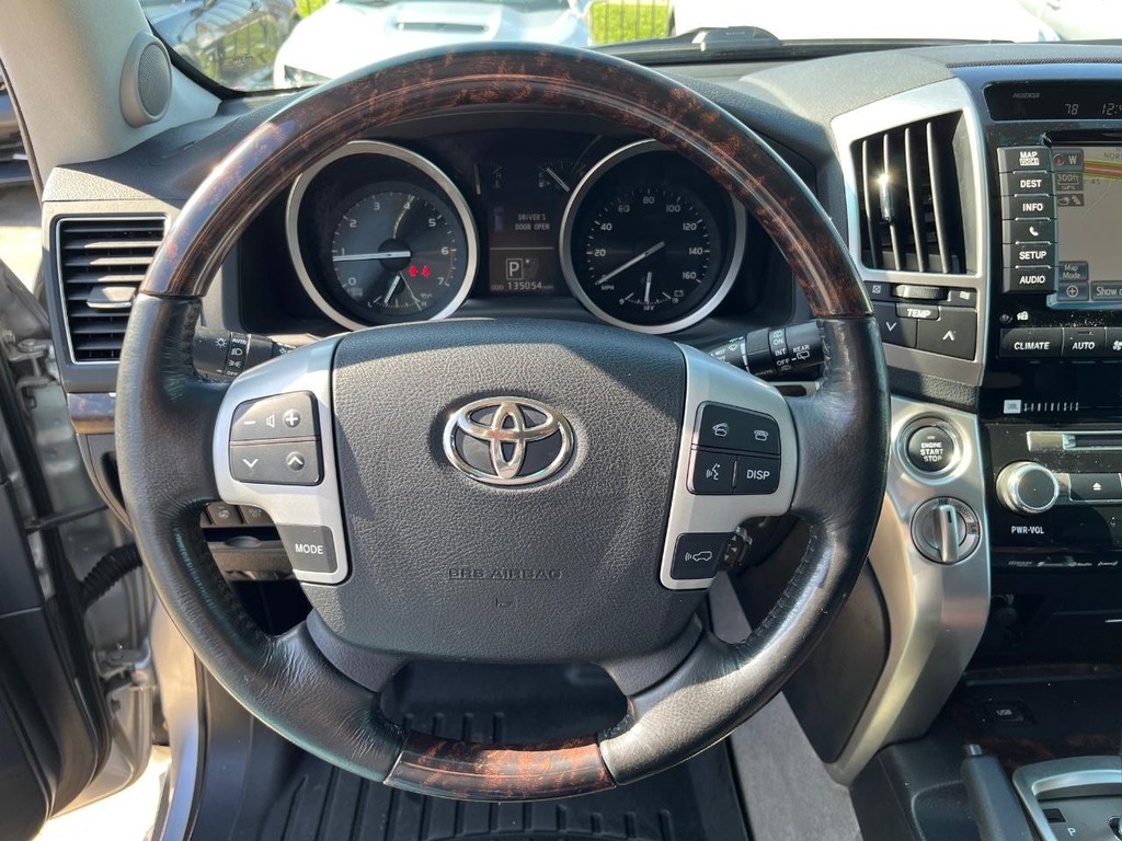 Toyota Land Cruiser Vehicle Full-screen Gallery Image 21