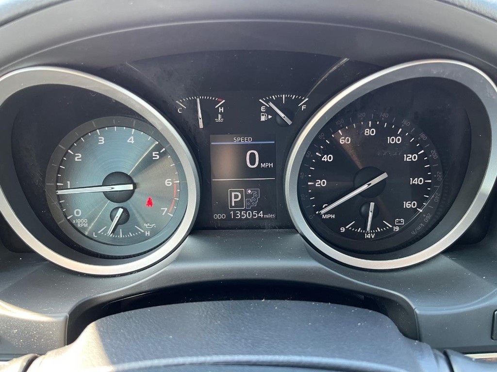 Toyota Land Cruiser Vehicle Full-screen Gallery Image 22