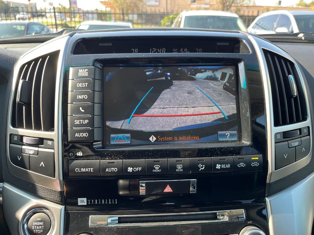 Toyota Land Cruiser Vehicle Full-screen Gallery Image 23