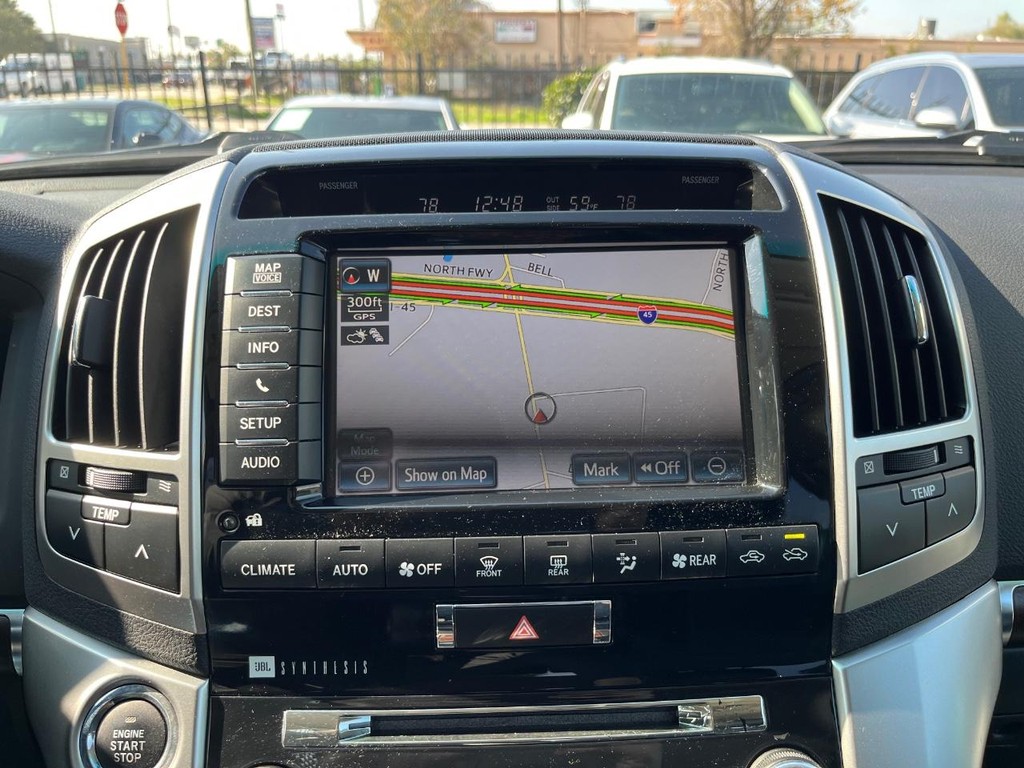 Toyota Land Cruiser Vehicle Full-screen Gallery Image 24