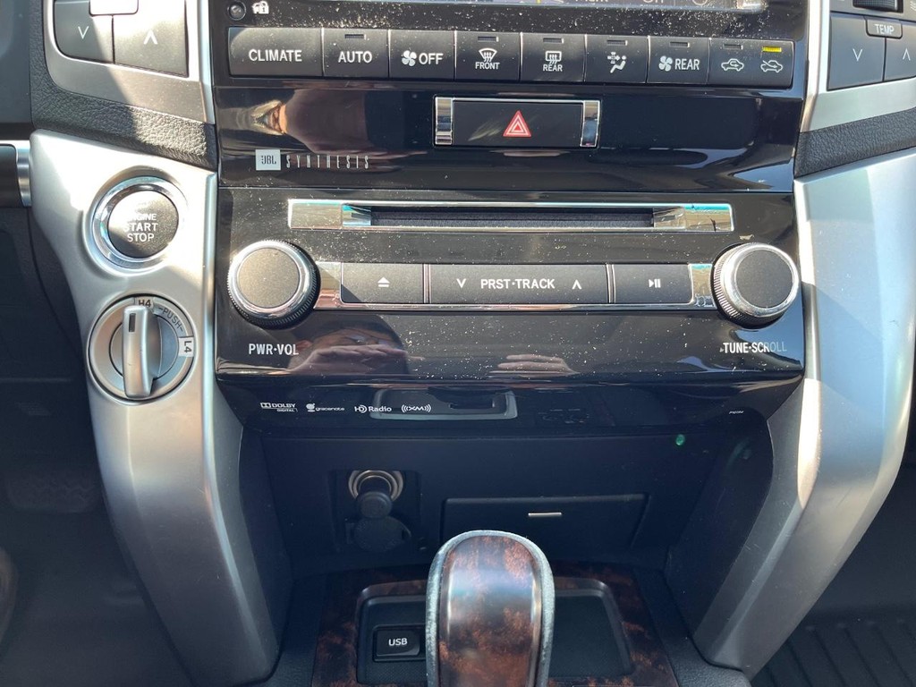 Toyota Land Cruiser Vehicle Full-screen Gallery Image 25