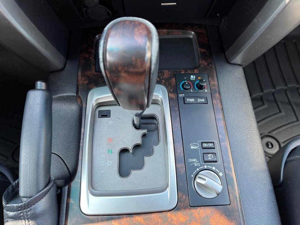 Toyota Land Cruiser Vehicle Full-screen Gallery Image 26