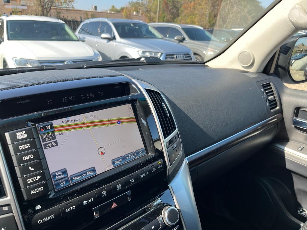 Toyota Land Cruiser Vehicle Full-screen Gallery Image 27