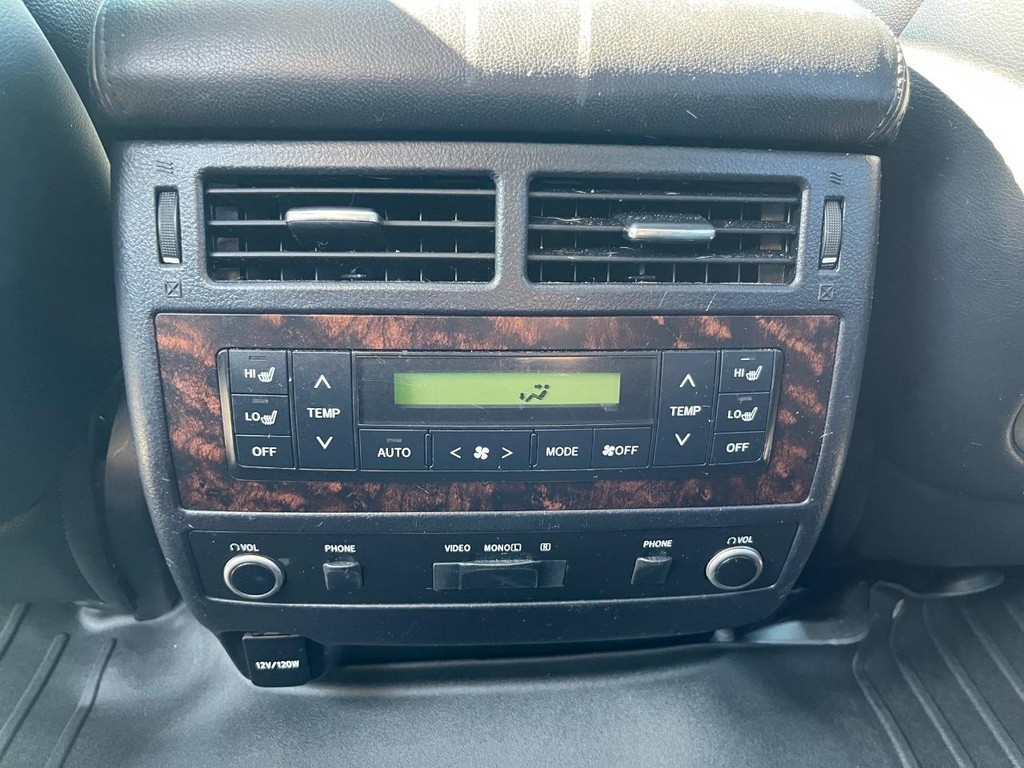 Toyota Land Cruiser Vehicle Full-screen Gallery Image 28