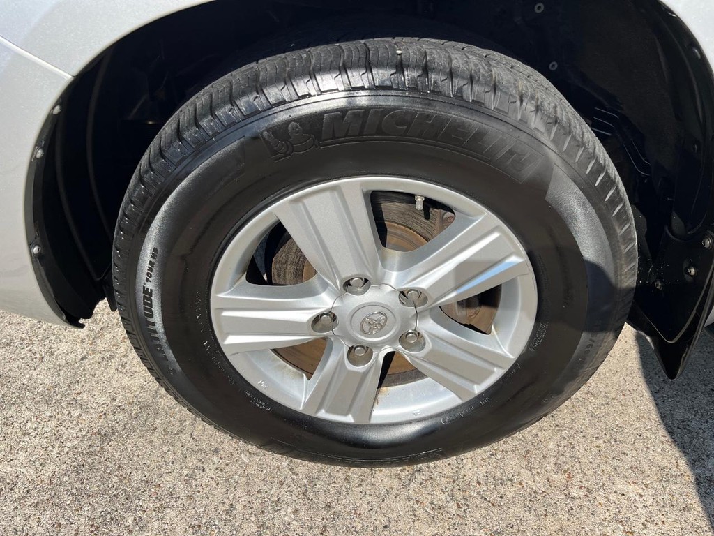 Toyota Land Cruiser Vehicle Full-screen Gallery Image 30