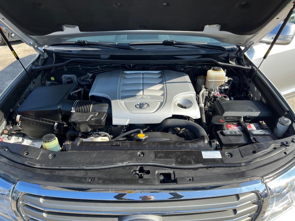 Toyota Land Cruiser Vehicle Full-screen Gallery Image 31