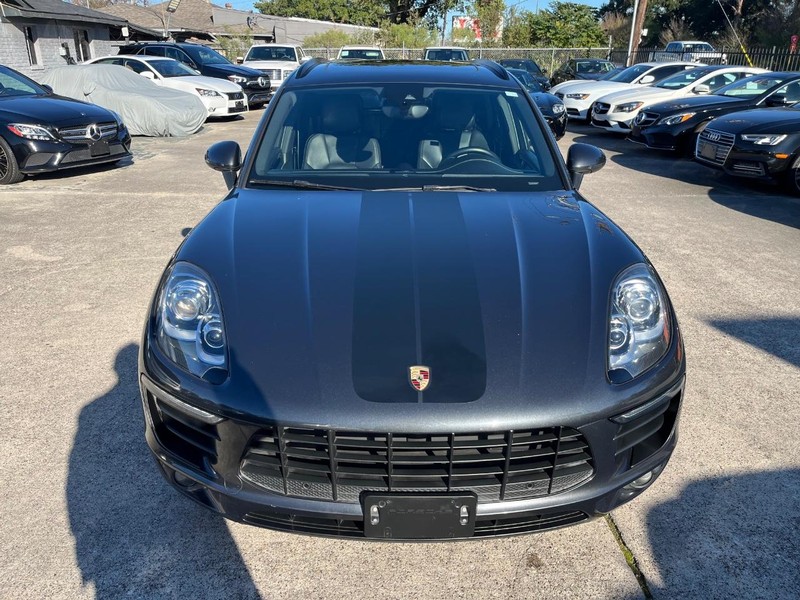 Porsche Macan Vehicle Full-screen Gallery Image 03