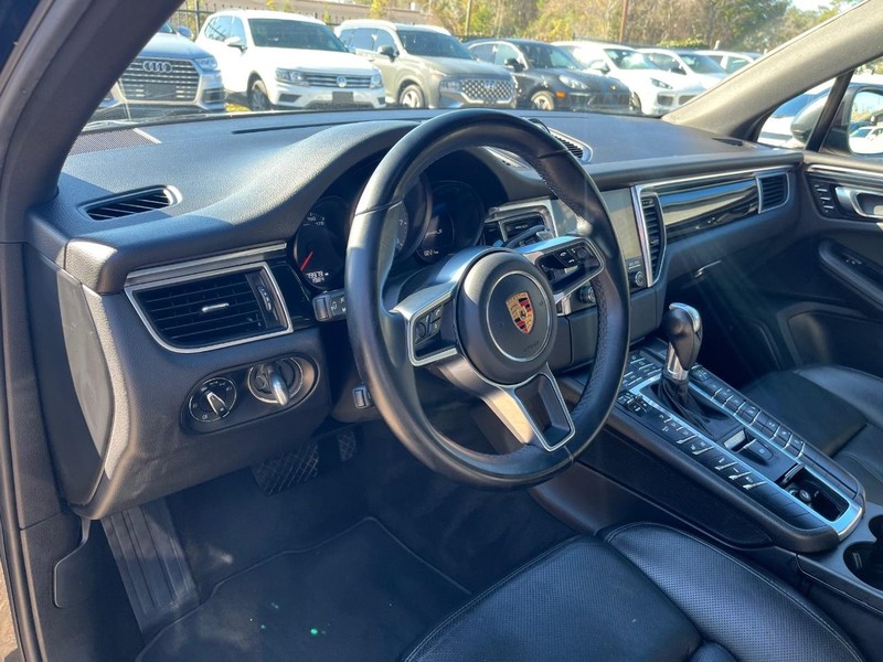 Porsche Macan Vehicle Full-screen Gallery Image 10