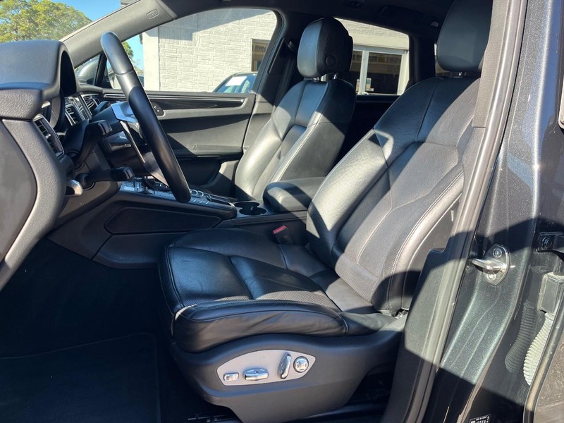 Porsche Macan Vehicle Full-screen Gallery Image 11