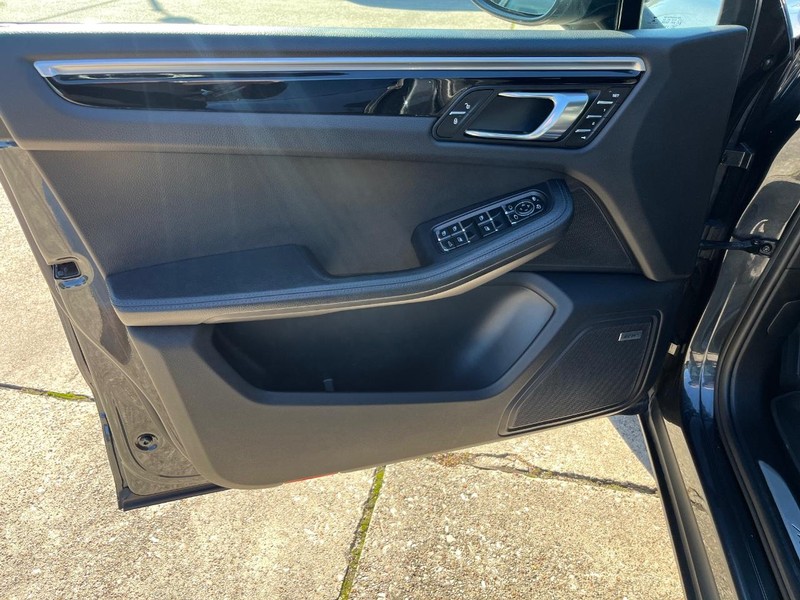 Porsche Macan Vehicle Full-screen Gallery Image 12