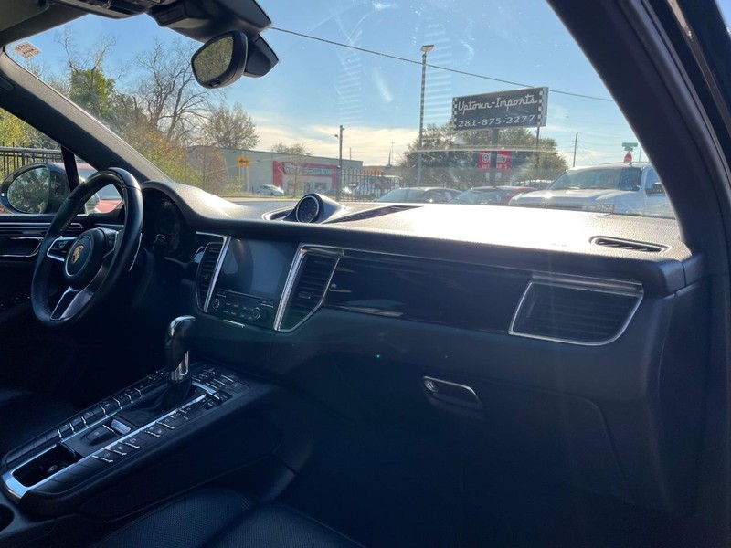 Porsche Macan Vehicle Full-screen Gallery Image 13