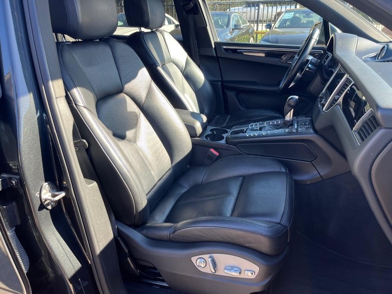 Porsche Macan Vehicle Full-screen Gallery Image 14