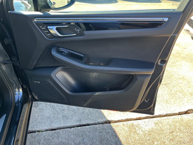 Porsche Macan Vehicle Full-screen Gallery Image 15