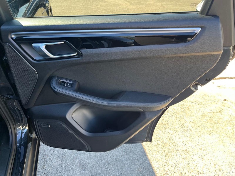 Porsche Macan Vehicle Full-screen Gallery Image 17