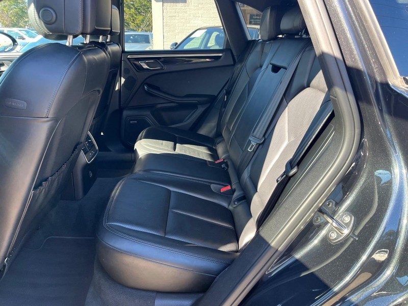 Porsche Macan Vehicle Full-screen Gallery Image 18